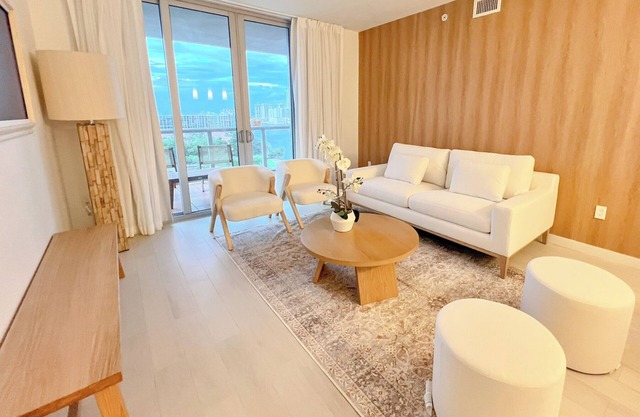 Luxury Ocean Views Apt 1208