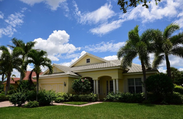 Casa con piscina de lujo con vista al lago en el porche. Golf Disponible