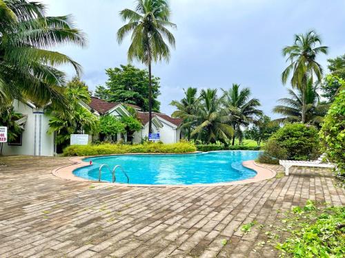 Luxury Pool Side Studio With Private Balcony