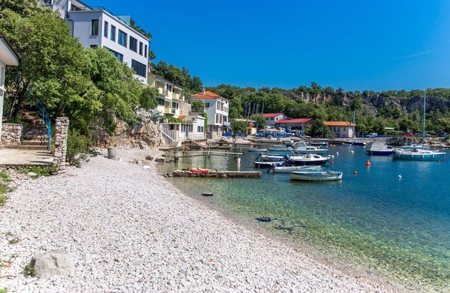 villa piscina lujo que sólo unos pasos de mar Adriático con una vista al mar panorámica