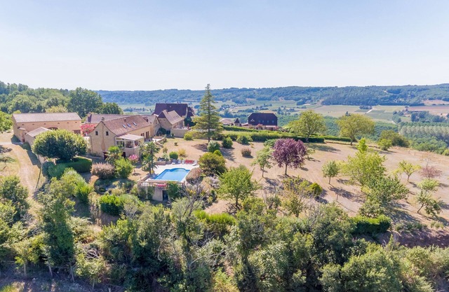 LUXURY PRIVATE DOMAINE WITH HUGE POOL, HUGE ENCOSED GARDEN AND VIEWS*****