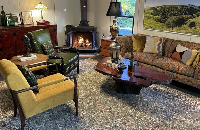 Luxury Redwood House w/ Hot Tub - walk to Cheese Shop, Spa & Bakery
