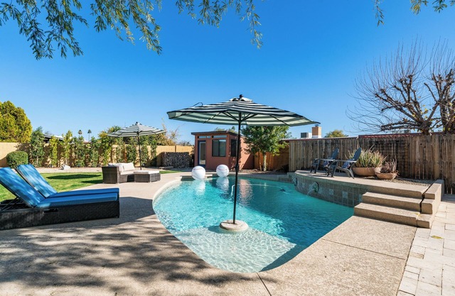 Luxury Retreat!! Heated Pool, Hot tub, grill and close to Everything!