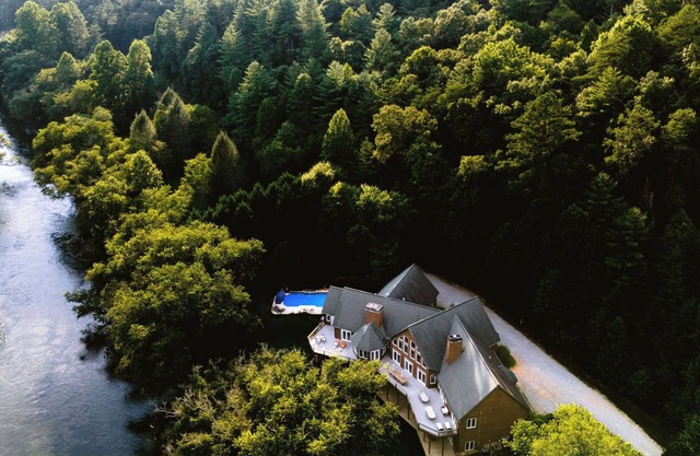 Riverfront Lodge: Piscina climatizada, cine, bar deportivo! Duerme 34