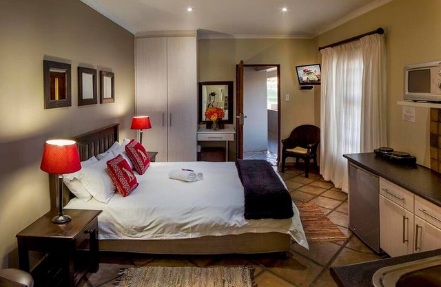 Habitación de lujo con cama doble y sofá cama para 4 personas como máximo, cerca de Port Elizabeth