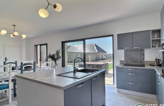 Luxury cottage by the sea, projection room, sauna and jacuzzi -4 stars