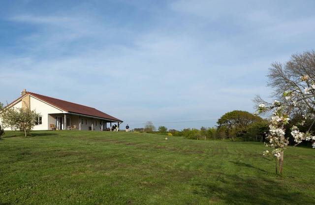 Bungalow de lujo de nivel básico con cocina en una pradera, cerca de la costa y el campo