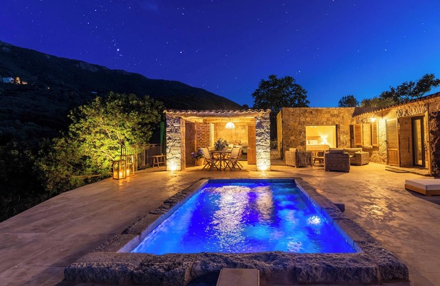 Luxury sheepfold with private pool, air conditioning, and Wi-Fi