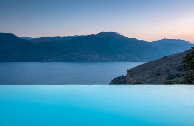 Lujosa y espaciosa villa de piedra tranquila con gran piscina infinita y vistas impresionantes