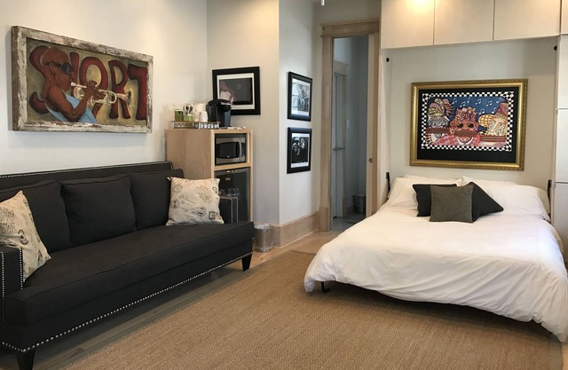 Estudio de lujo Oasis en St. Charles Ave. piscina, spa, patio privado, en la ruta del tranvía