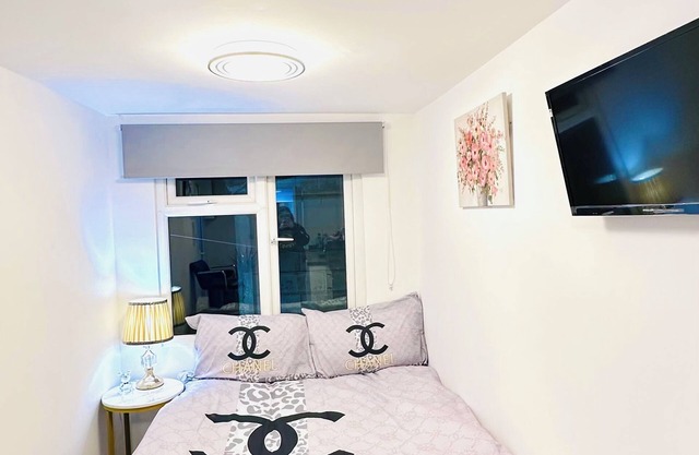 Luxury Studio - Near Heathrow - Parking Available