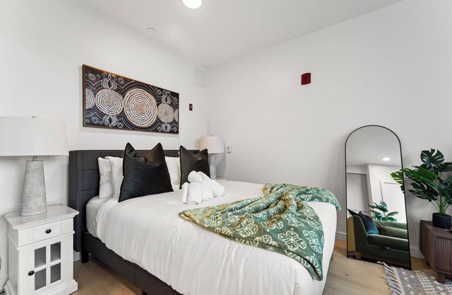 Luxury Studio Next to Broadway 6913