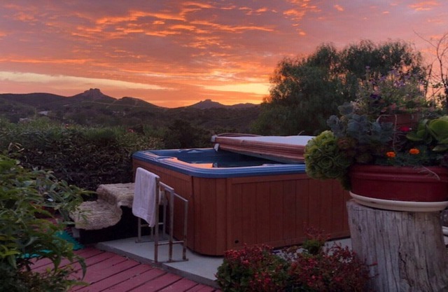 Suite de lujo en un refugio en la cima de la montaña ~ Oasis de exuberante jardín ~ ¡Bañera de hidromasaje al atardecer!