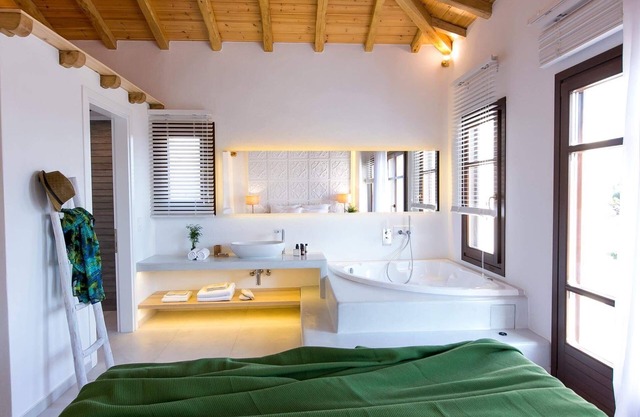 Lujosa villa de dos dormitorios en skiathos con piscina privada y vista al mar excepcional