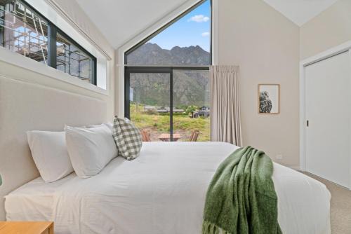 Luxury Unit Located At Base Of The Iconic Remarkables
