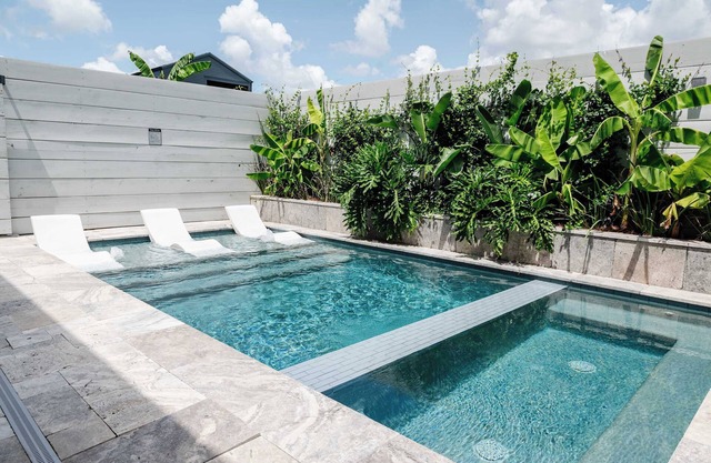 Luxury Unit With Heated Pool & Hot Tub