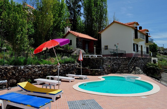Villa de lujo junto al mar con piscina privada, terraza y vistas al mar