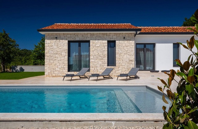 Luxury villa Gala with pool and grill in Tinjan