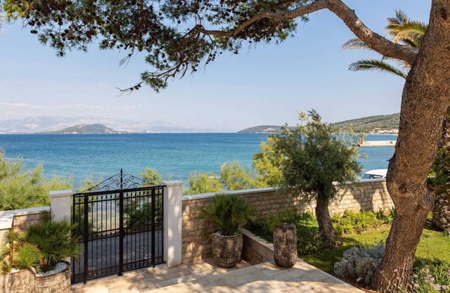 Luxury Villa Momento with Pool