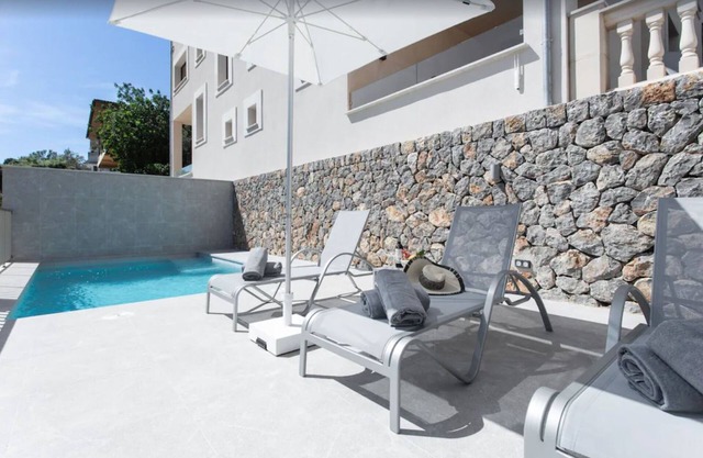 Villa de lujo Ona con vistas al mar y a la montaña, piscina, A/C, Wi-Fi, jardín, terraza y balcón