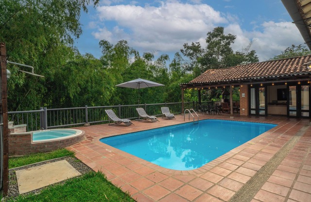 Villa Privada en el Eje Cafetero con piscina y jacuzzi climatizado.