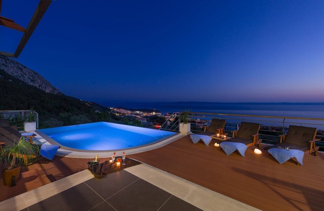 Villa de lujo con vistas a Makarska, piscina infinita climatizada, vistas a la montaña y al mar, barbacoa ...