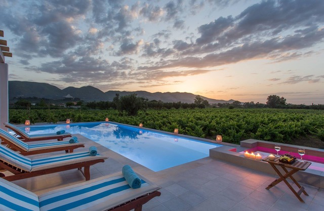 Villa de lujo con piscina privada, pista de tenis y viñedos | Villa Elissavet