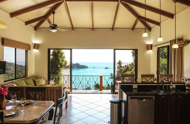 Villa de lujo con espectaculares vistas al océano y la jungla desde todas las habitaciones.