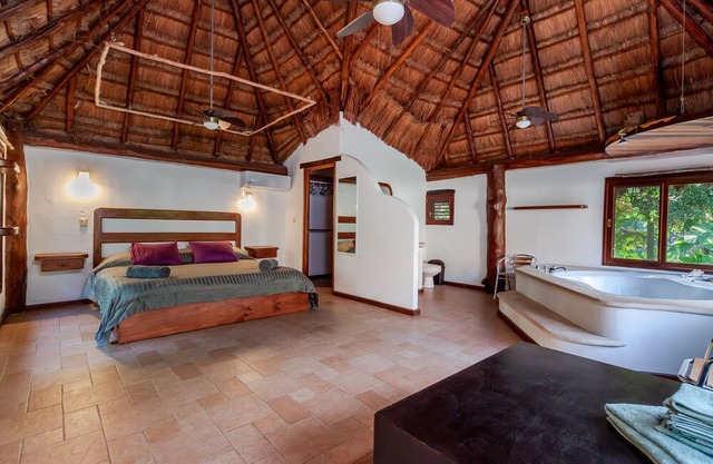 Luxury Villa With Pool and Jacuzzi
