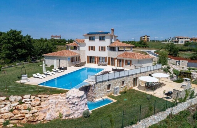 Villa San Lorenzo with private pool, jacuzzi, sauna and gym