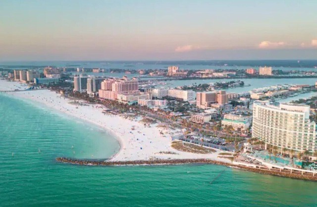 Luxury W/ Downtown views-Pool-Gym-Free Parking!