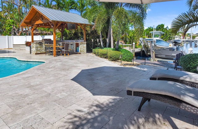 Luxury Waterfront house/ Heated pool in paradise