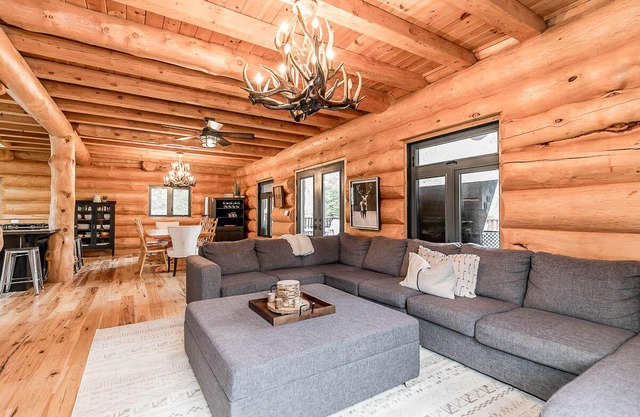 Lynx Lake Lodge w/ private beach, Sauna and ample sleeping for large groups!