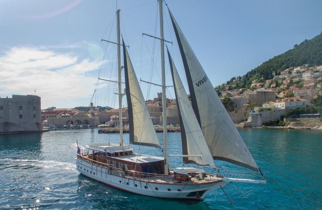 M/Y VIVERE