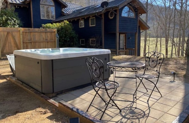 Magical Hideaway with Hot Tub