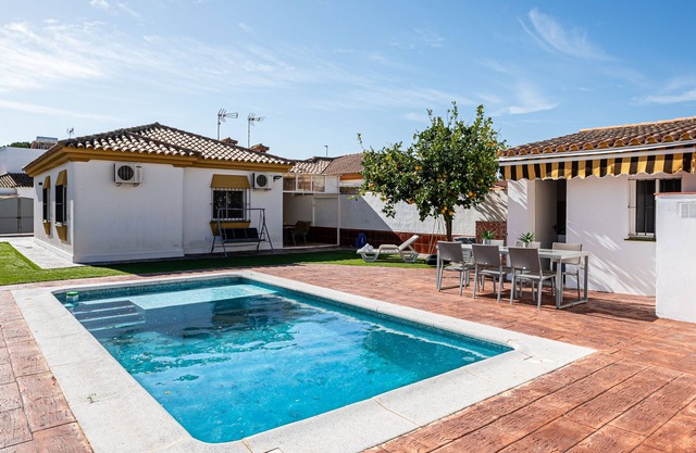 Magnífico chalet renovado con piscina muy cerca de la playa