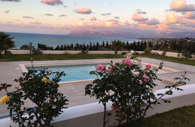MAGNIFICA VILLA CON PISCINA, VISTA AL MAR, A 500m DE LA PLAYA