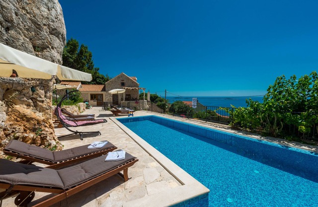 Magnífica villa de 4 dormitorios con piscina privada climatizada y vistas al mar