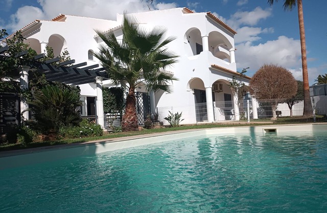 Magnifico chalet independiente con piscina cerca de comercios