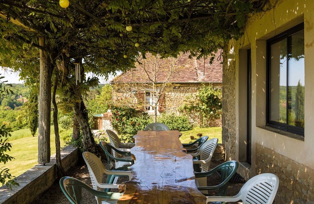 Hermosa casa rural en Thenon con piscina