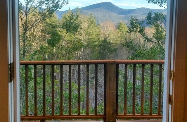 Magnificent Mountain View Family Friendly Home w/ Hot Tub Franklin, NC