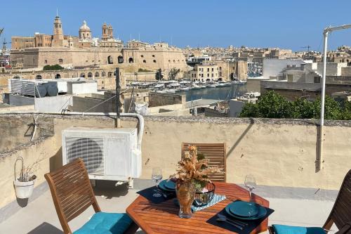 Magnificent Sea View Penthouse Cospicua - Happy Rentals
