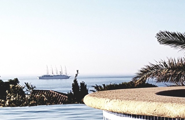 Magnífica vista al mar, pequeña cala a 50m, playas y tiendas a pie.