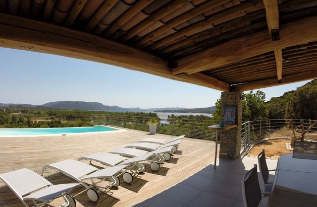 Magnífica villa con espectaculares vistas panorámicas al mar y piscina privada.