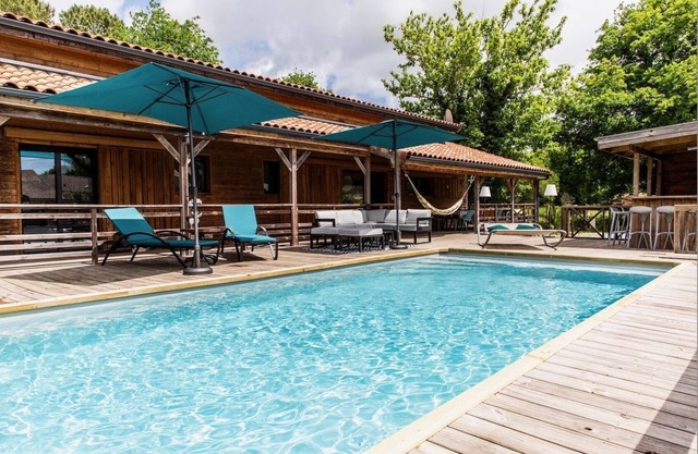 HERMOSA CASA DE MADERA CON PISCINA CLIMATIZADA A 10KM DEL OCÉANO