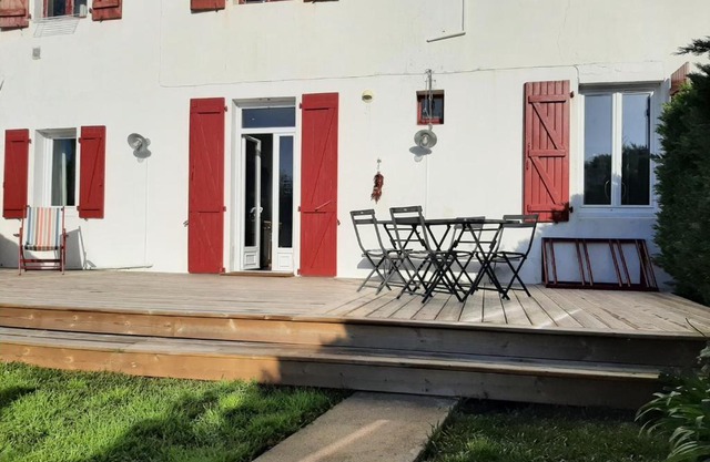 Maison Cosy avec Terrasse à 2 Pas de la Plage de Socoa - FR-1-239-716