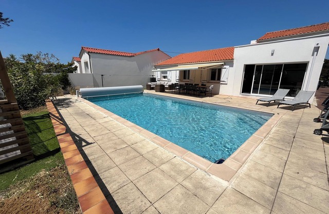 Maison Familiale Chic et Confortable Avec Piscine à 50 Mètres de Locéan