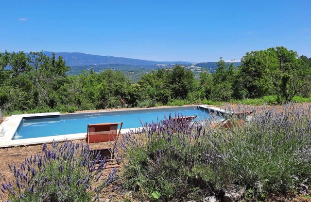 Maison Luberon con una vista tranquila rodeada de naturaleza