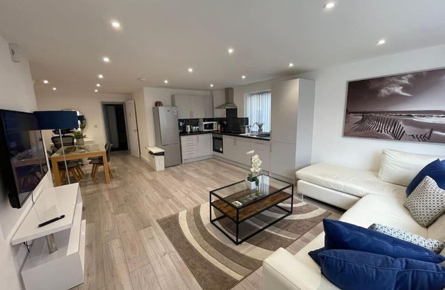 Maisy Lodge - Two Bed Lux Flat - Parking, Netflix, WIFI - Close to Blenheim Palace & Oxford - F2