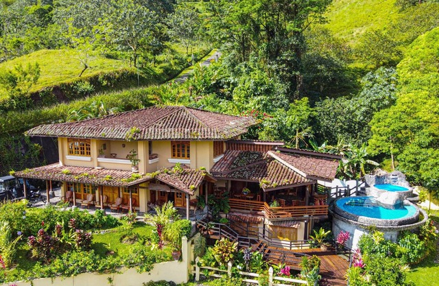 Lujosa y espaciosa casa frente al lago con piscina privada y jacuzzi ..!